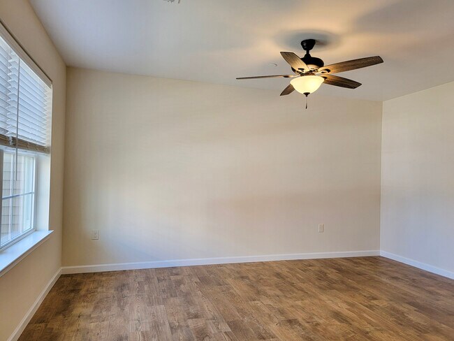 Foto del edificio - 331 Springwood Dr