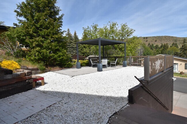 Foto del edificio - 1641 Ridgecrest Dr