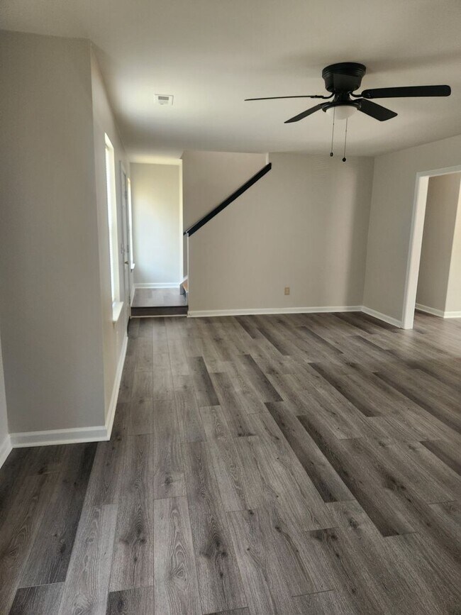 Foto del edificio - Lovely 4 Bedroom 3 Bath Coming Available Now