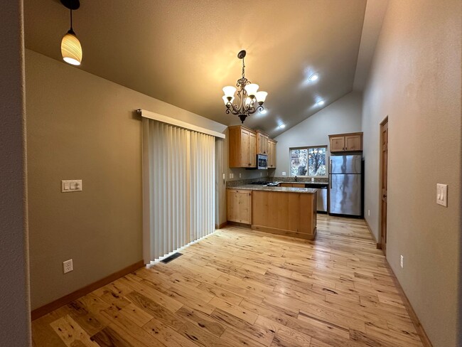 Building Photo - 3 Bed, 2 Bath Northeast Bend Haven - Hardw...