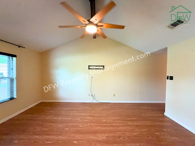 Foto del edificio - Charming 3-Bedroom Home for Lease in Arlington