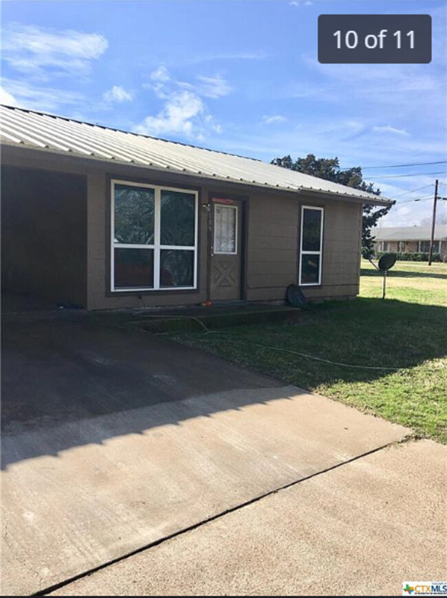Building Photo - 107 and 109 CR331