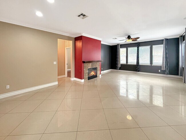 Foto del edificio - Beautiful 5 Bed, 4 Bath Home on Quiet Trai...