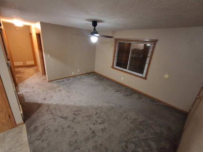 Building Photo - 815 N York Ave