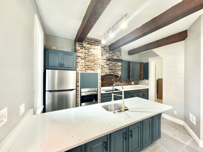 Foto del edificio - renovated 4 bedroom and 2 bathroom townhouse