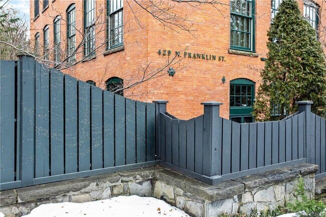 Foto del edificio - 429 N Franklin St