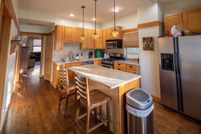 Building Photo - 4526 N Avers Ave
