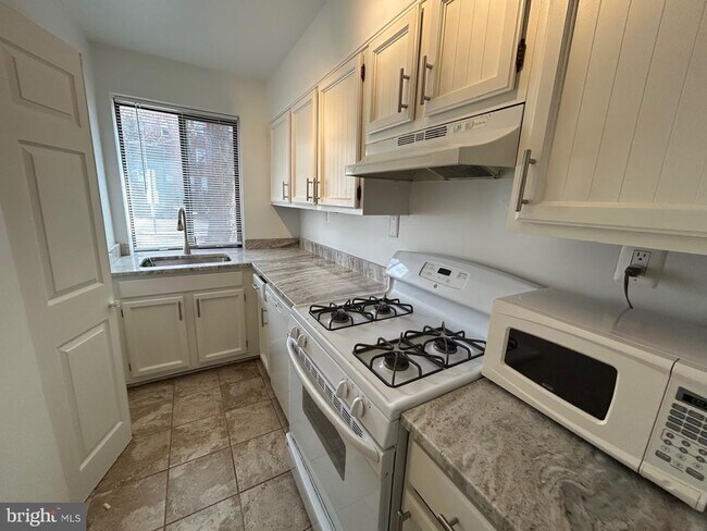 Foto del edificio - 3815 Davis Pl NW
