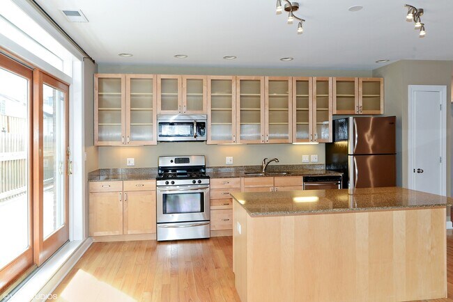 Foto del edificio - 2233 W Lawrence Ave