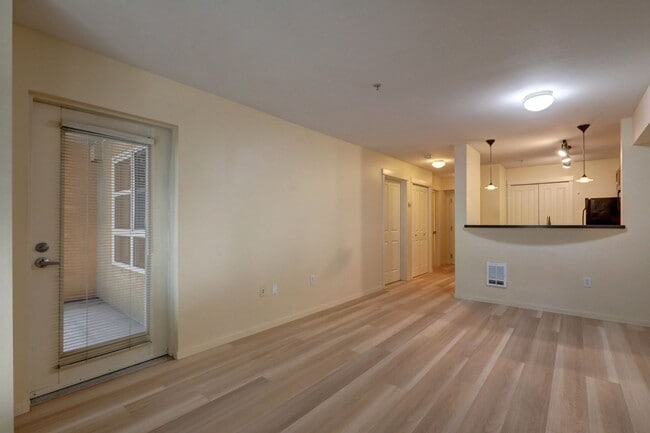 Building Photo - Downtown Bellevue One Bedroom One Bath Condo Available!