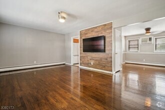 Building Photo - 862 Dewey St