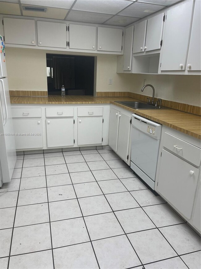 Building Photo - 6548 Racquet Club Dr