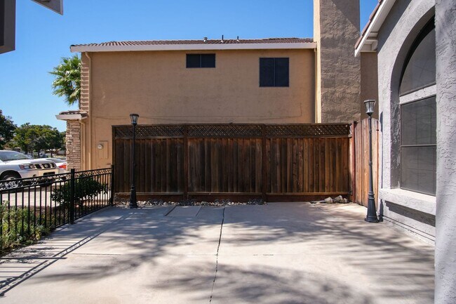 Building Photo - Beautiful 4 Bedroom / 3 Bath!