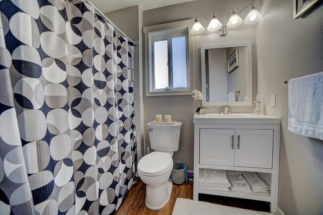 Building Photo - 10537 Midvale Ave N