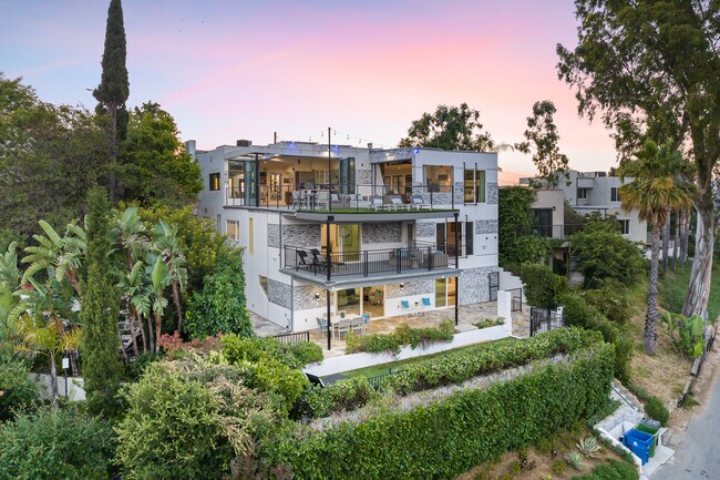 Foto del edificio - 3420 Blair Dr