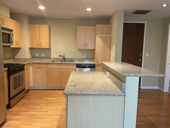 Building Photo - 1 BD / 1 BA Top Floor Peloton Unit! Availa...