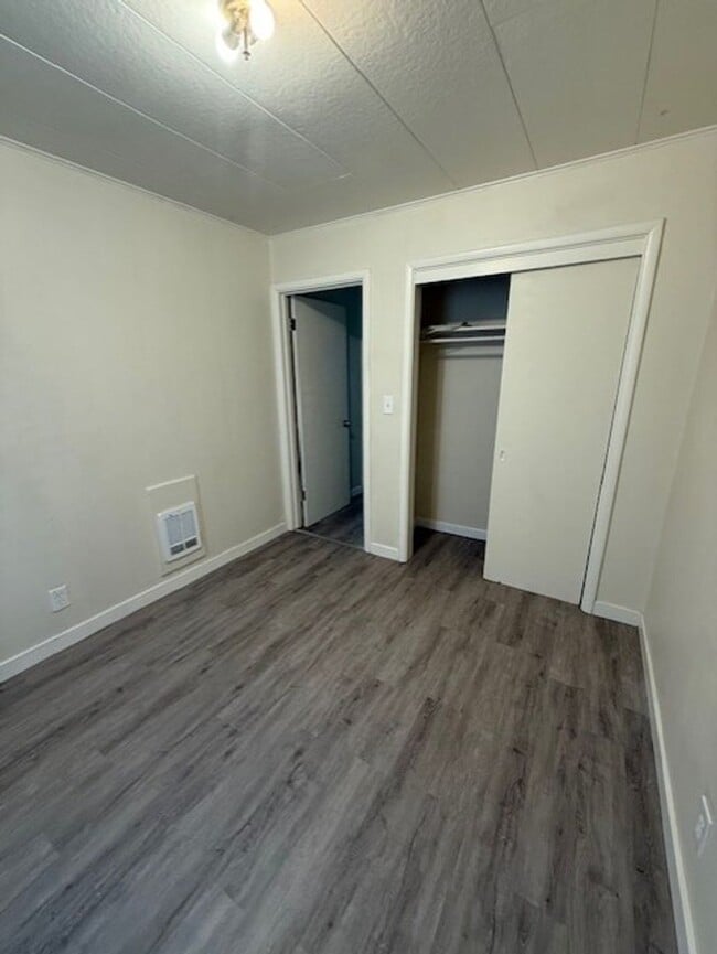 Building Photo - 2 Bedroom, 1 bath Duplex