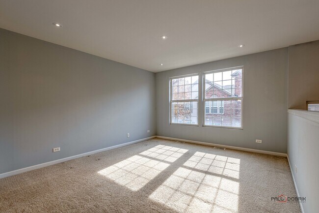 Building Photo - 498 Valentine Way