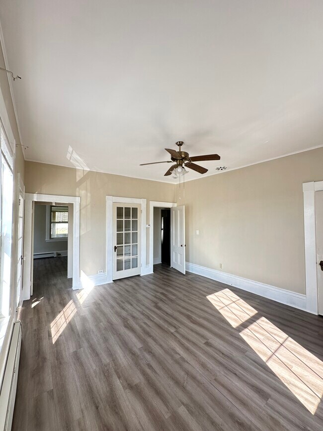 Amplia sala de estar con abundante luz natural. - 9 Buxton Ct