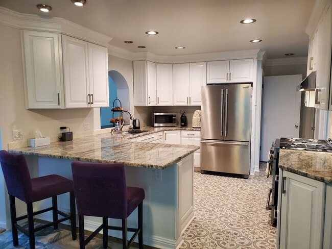 Building Photo - Spacious South Hill Home