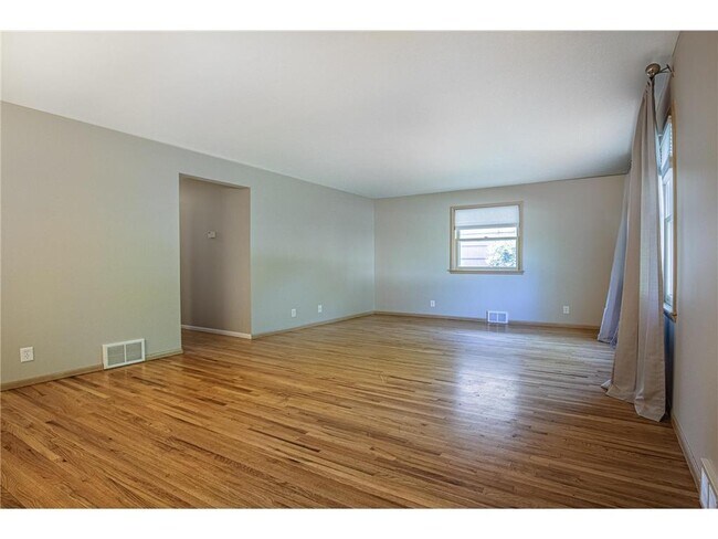 Foto del edificio - 616 3rd Ave NE