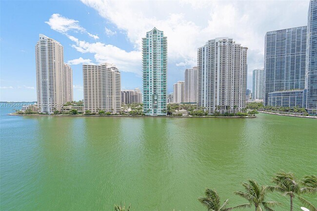 Foto del edificio - 325 S Biscayne Blvd