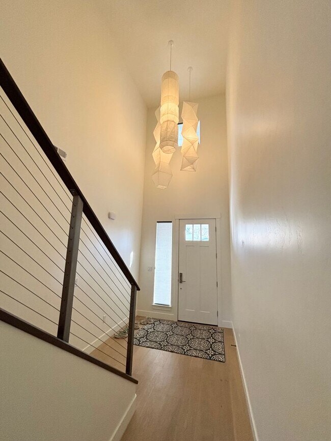 Foto del edificio - 4 bedroom/2.5 bathroom Townhome in Salt Lake City