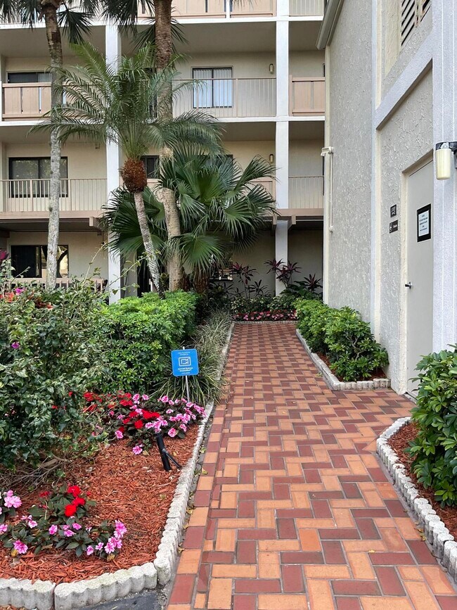 Foto del edificio - 14475 Strathmore Ln