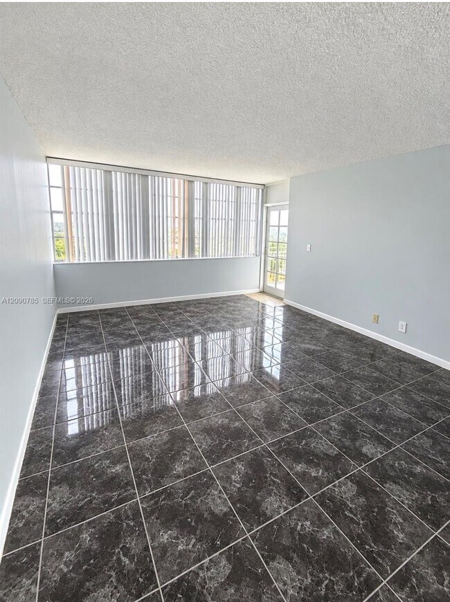 Foto del edificio - 2025 NE 164th St
