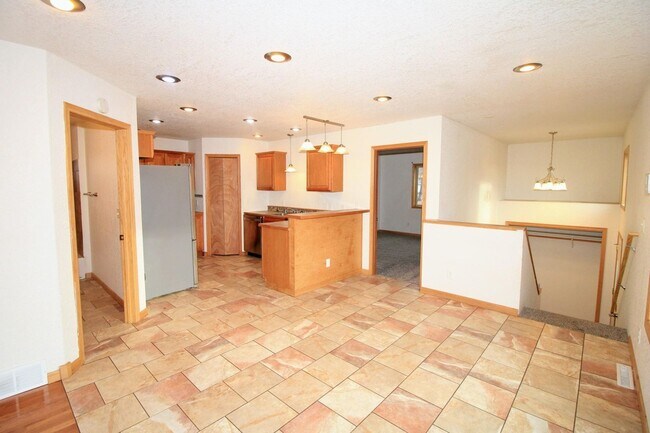 Building Photo - 4 Bedroom House!