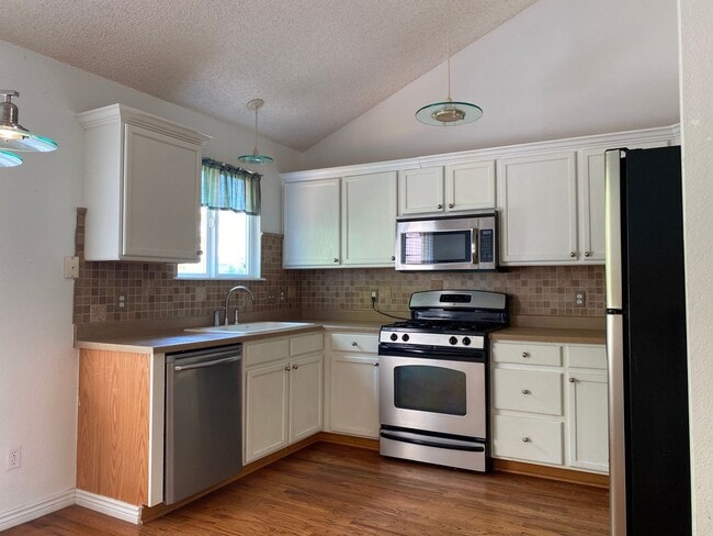 Foto del edificio - Wonderfully updated and maintained 3 bedro...