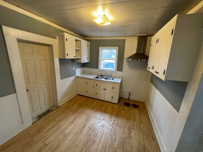 Building Photo - Remodeled Waterside Home
