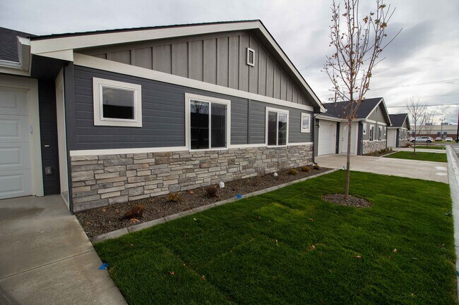 Building Photo - 390 W Greenhurst Rd