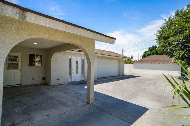 Building Photo - 10563 El Dorado Ave