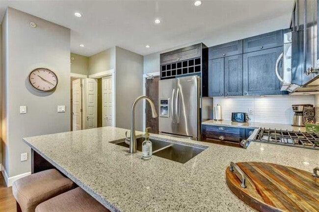 Building Photo - 15195-15136 36 Ave