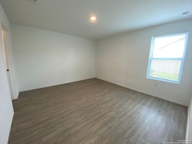 Foto del edificio - FALL INTO A NEW HOME WITH OUR MOVE-IN SPEC...