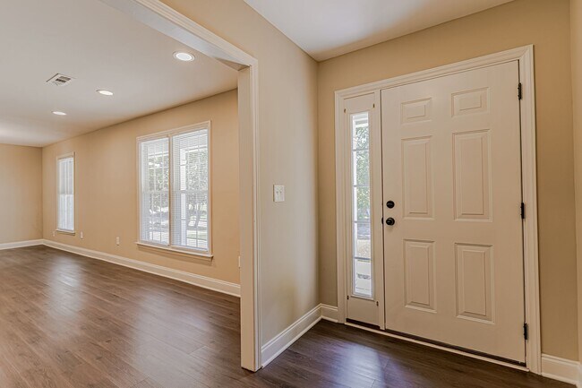 Foto del edificio - Home in Desirable Neighborhood Off Of Pelh...