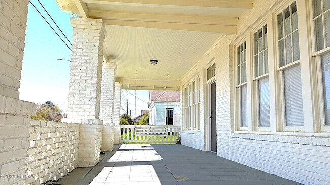Building Photo - 1842 Jeffersonville Rd