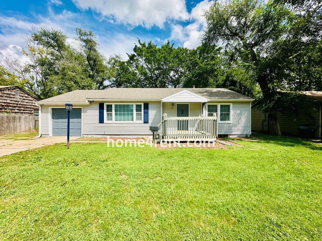 Primary Photo - A Fantastic Ranch Home in Olathe with Wood...