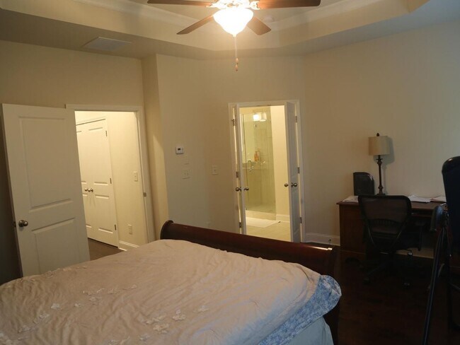 Building Photo - Luxury 4 Bedroom Townhome in gated communi...