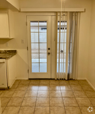 Building Photo - 1450 E Knoll Cir