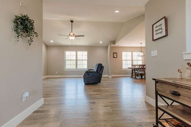 Foto del edificio - Spacious 5 Bedroom, 3 Bathroom Ranch-Style...