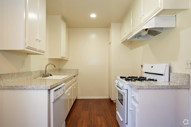 1BR, 1BA - 698 FR - 132 Rancho Yorba Apartments