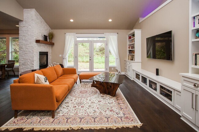 Foto del edificio - Custom Hillsboro Ranch with Gourmet Kitchen, Dual Fireplaces & Upgraded Finishes!