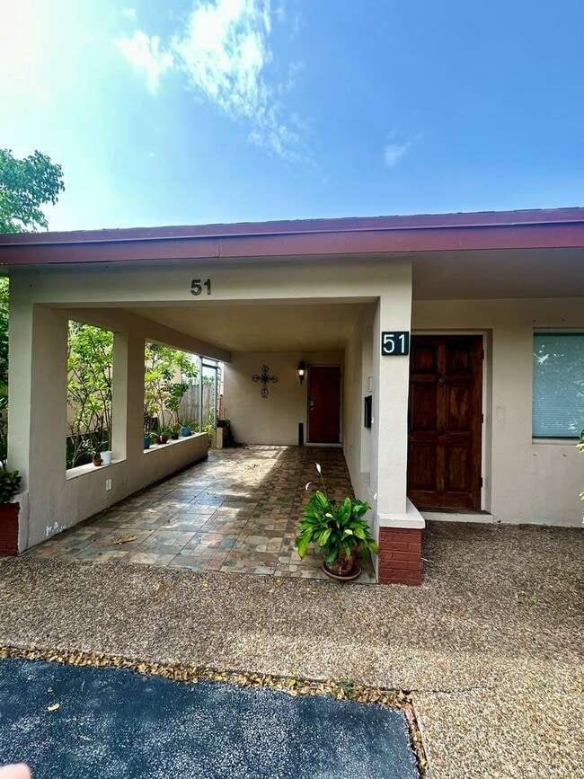 Building Photo - Easy Coastal Living Just Minutes from Downtown!