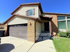 Building Photo - 9958 Pinehurst Dr
