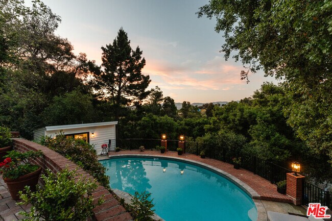 Foto del edificio - 3100 Coldwater Canyon Ave