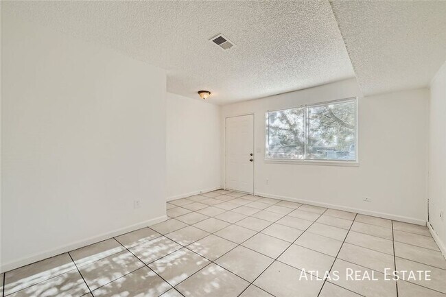 Foto del edificio - 904 Excalibur St