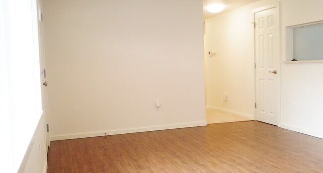 Building Photo - 3BD/1.5BA Shoreline Cottage