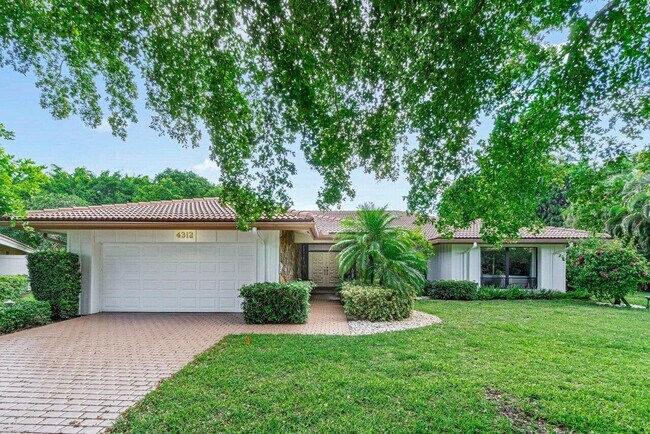 Building Photo - 4312 Lakewood Dr
